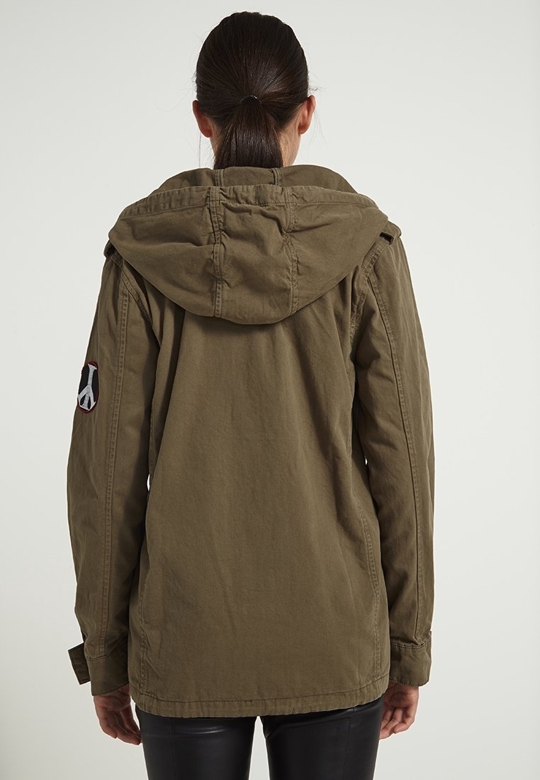 Jogging de luxe homme - Jogging noir à détails en polyamide Alexander McQueen Jogging de luxe homme - Jogging noir à détails en polyamide Alexander McQueen