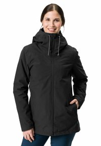 Schwarze wasserfeste Jacke mit einem Reißverschluss vorne, verstellbare Kapuze und Frontaltaschen. Hat eine glatte Textur und minimale Markenkennzeichnung.