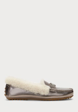 Metallic brun loafers-stil hjemmesko med cremefarvet fluffy foring og gummi sål, der griper mod en hvid baggrund.