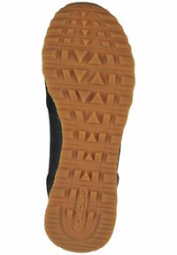 Musta urheilujalkineen pohja, jossa on kuvioitu kumipohja, joka sisältää kolmiomaisen kuvion, ja sivussa on kohokuvioitu "Skechers"-logo.