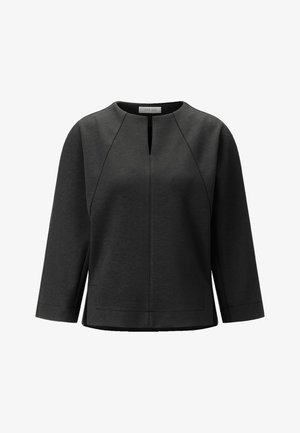 Sudadera negra, estructurada, con mangas tres cuartos, cuello redondo, apertura en forma de clave en el delantero y bolsillos laterales. Textura suave.