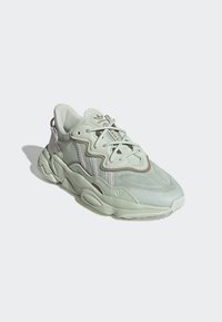 adidas Originals OZWEEGO  - Sporta apavi - green