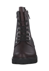 Bottines en cuir marron foncé avec des lacets noirs, des zips sur les côtés et des semelles en caoutchouc. Texture lisse avec des œillets métalliques et des passants pour les lacets.