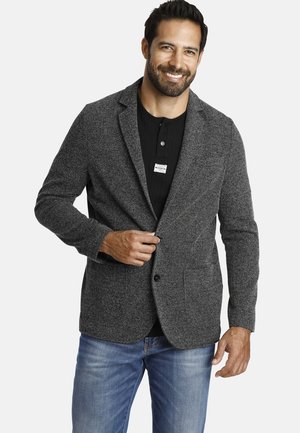 Grau strukturiertes Blazer mit Reverskragen, Ein-Knopf-Verschluss und Taschendetails, kombiniert mit einem schwarzen Henley und blauen Jeans.