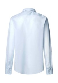 Camisa de manga larga azul claro hecha de un tejido suave, con un collar clásico, espalda recta y puños abotonados. Sin patrones ni acentos.
