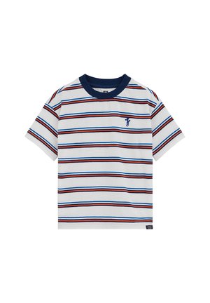 Camiseta blanca de manga corta con rayas horizontales en azul marino, rojo y azul, cuello azul marino y pequeño logo de lagarto bordado en azul en el pecho.
