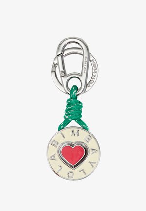 Porte-clés en métal argenté avec un pendentif rond arborant un design de cœur rouge. Corde nouée verte en haut, gravée "BIMBA Y LOLA."
