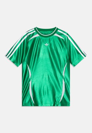 Camiseta deportiva verde hecha de un tejido brillante, con franjas blancas en los hombros y los laterales, cuello redondo y un pequeño logo.