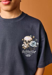 Next RELAXED FIT SHORT SLEEVE GRAPHIC STANDARD - T-Shirt print - blue skull back print