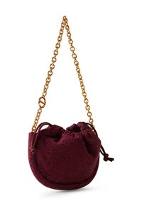 Borsa a pochette in tessuto borgogna con texture, dotata di una tracolla in catena dorata e chiusura con coulisse. Forma arrotondata con parte superiore arricciata e dettagli decorativi.