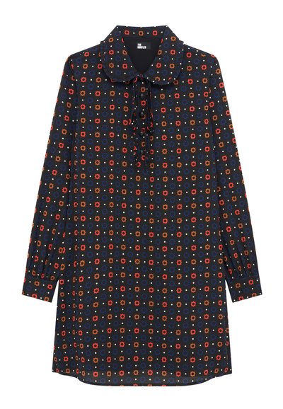 Sukienka z długim rękawem w granatowym kolorze z kwiatowym wzorem w odcieniach czerwieni, pomarańczu i niebieskiego, z okrągłym kołnierzykiem i wiązaniem przy dekolcie.