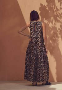Next Haljina od žerseja - brown leopard animal print