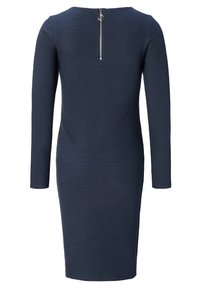 Dlouhý rukáv, těsně padnoucí šaty v tmavě modré ribované tkanině. Má zip na zadní straně a kulatý výstřih. Hladká textura po celém povrchu.