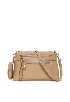 Beige leren crossbodytas met verstelbare riem, twee voorvakken met ritssluiting en een kleine afneembare pouch aan de zijkant.