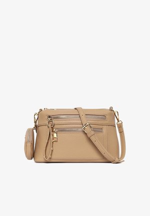 Beige leren crossbodytas met verstelbare riem, twee voorvakken met ritssluiting en een kleine afneembare pouch aan de zijkant.