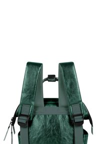 Grüner metallischer Rucksack mit strukturiertem Finish, verstellbaren grauen Trägern und einem oberen Griff; ausgestattet mit einem Reißverschlussfach und Akzentbeschlägen.