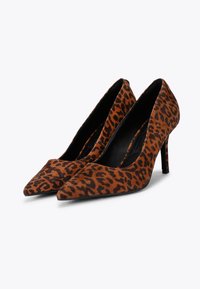 Pumps in suede marrone con tacco alto, caratterizzati da un motivo leopardato, punta affusolata e un tacco a stiletto nero e sottile.
