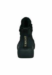 Schwarze High-Top-Sneaker mit einem flauschigen Innenfutter, runder Zehenpartie und strukturiertem Obermaterial. Verfügt über eine markierte Zuglasche und eine dicke Gummisohle.