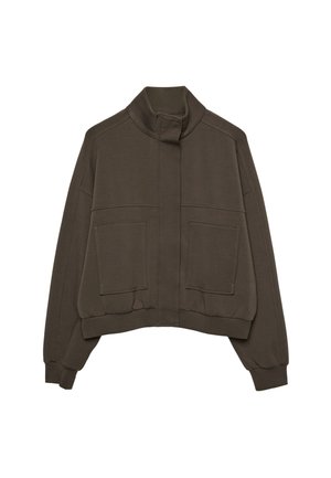 Dunkelbraune, kurz geschnittene Jacke mit hohem Kragen, Frontreißverschluss, der von einer Klappe verdeckt ist, zwei großen aufgesetzten Fronttaschen und Rippbündchen.
