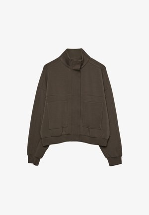 Giacca corta marrone scuro con colletto alto, chiusura frontale con zip coperta da una pattina, due grandi tasche a toppa anteriori e polsini a coste.