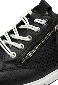 Sneaker in pelle nera con lacci bianchi, dettagli in cerniera argentata e motivo perforato sul lato. Presenta materiale testurizzato e cuciture rinforzate.
