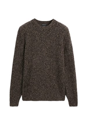 Bruine gebreide trui met een ronde hals, voorzien van een gestructureerd patroon en lange mouwen. Het materiaal lijkt zacht en warm.