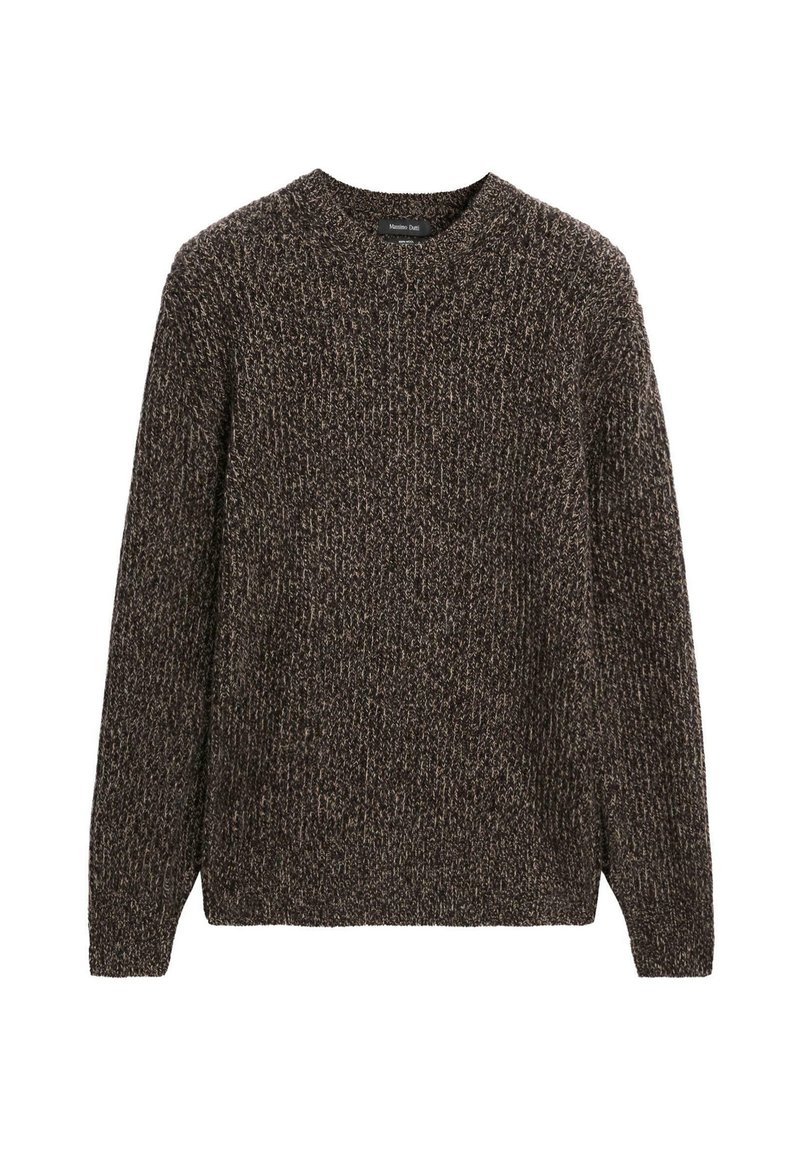 Brązowy sweter dzianinowy z okrągłym dekoltem, z teksturowanym wzorem i długimi rękawami. Materiał wydaje się miękki i ciepły.