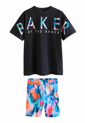 Camiseta de algodón negra con "BAKER" en letras coloridas, combinada con pantalones cortos multicolores de tie-dye que presentan un logo blanco.