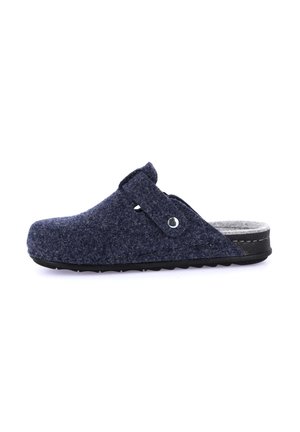 Zoccolo navy in felt con suola in gomma nera, dotato di una fascia laterale e dettagli in hardware argentato per una vestibilità sicura. Materiale testurizzato, design a profilo basso.