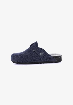 Zoccolo navy in felt con suola in gomma nera, dotato di una fascia laterale e dettagli in hardware argentato per una vestibilità sicura. Materiale testurizzato, design a profilo basso.