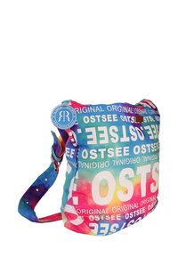 Bunte Schultertasche aus Stoff, mit einem Batikmuster, großem weißen Text "OSTSEE" und kleinem Logotag, verstellbarem Riemen und glatter Textur.