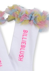 Calzini bianchi di cotone con un vivace volant in tulle in cima, con testo rosa che legge "BILLIEBLUSH" in verticale sul lato.