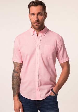 Camisa de botones de manga corta en tejido rosa claro, con cuello, bolsillo en el pecho y un corte relajado. Textura suave, diseño informal.