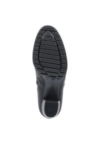 Suela de zapato negra con una superficie de goma texturizada que presenta estrías y ranuras para un mejor agarre. Forma redondeada con un ligero tacón y bordes suaves.