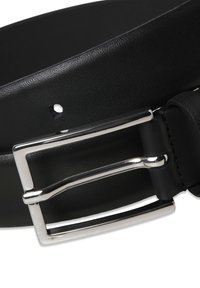 Ceinture en cuir noir avec une boucle métallique argentée, surface texturée et plusieurs trous pour ajustement. Elle présente un design élégant et une finition robuste.