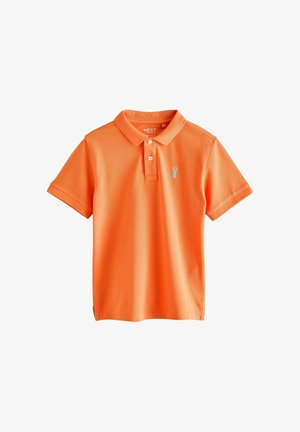 Lys orange kortærmet polo med to hvide knapper og en lille blå hummerlogo på venstre bryst.