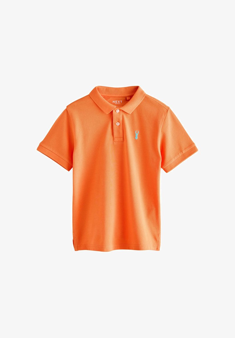 Polo orange vif à manches courtes avec deux boutons blancs et un petit logo homard bleu sur le côté gauche de la poitrine.