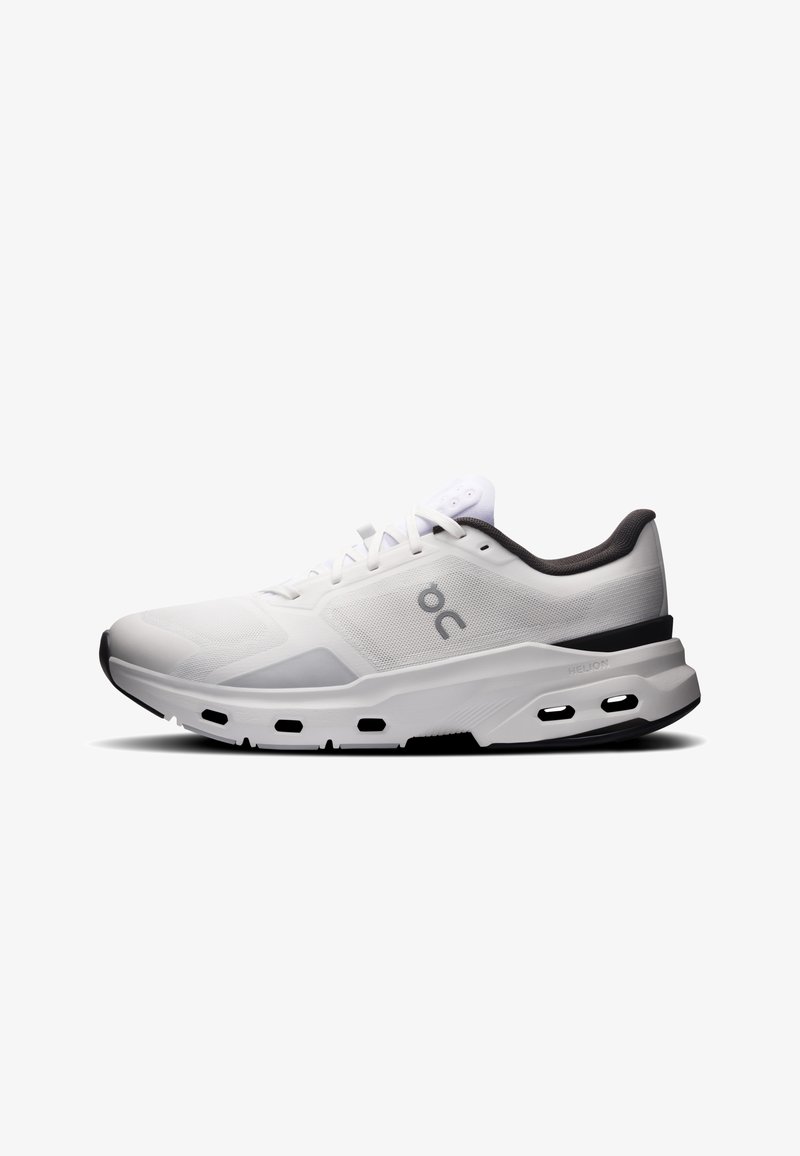 Chaussure de course athlétique blanche avec une tige en mesh, une doublure intérieure noire, un logo de marque "On" et une semelle épaisse avec des trous d'amorti.