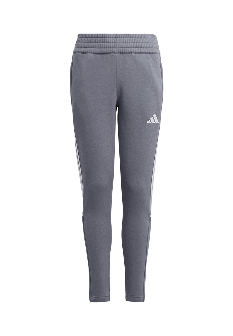 Graue Sporthose mit geripptem Bund, schmal zulaufenden Beinen und weißen Seitenstreifen. Mit einem geprägten Logo am linken Oberschenkel.