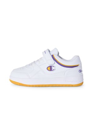 Weißer Low-Top-Sneaker mit gelber Sohle, lila und gelber Einfassung und Klettverschluss mit Champion-Logo an der Seite und an der Ferse.