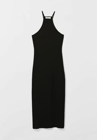 Robe en maille côtelée noire avec un col halter, coupe ajustée et longueur midi, dotée de fines bretelles et d'une texture lisse.