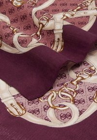 Seidenschal mit einem gemusterten Design in Mauve- und Dunkellila-Tönen, mit goldfarbenen Ketten- und Harness-Motiven. Strukturierte Oberfläche.