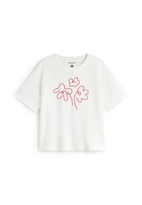 Vit bomullst-shirt med korta ärmar, med en röd blomsterkonturdesign på framsidan, rund halsringning och avslappnad passform.