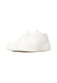 Zapatillas blancas con una superficie texturizada, suela plana y una plataforma elevada. Presentan perforaciones redondas y acentos naranjas en los cordones.