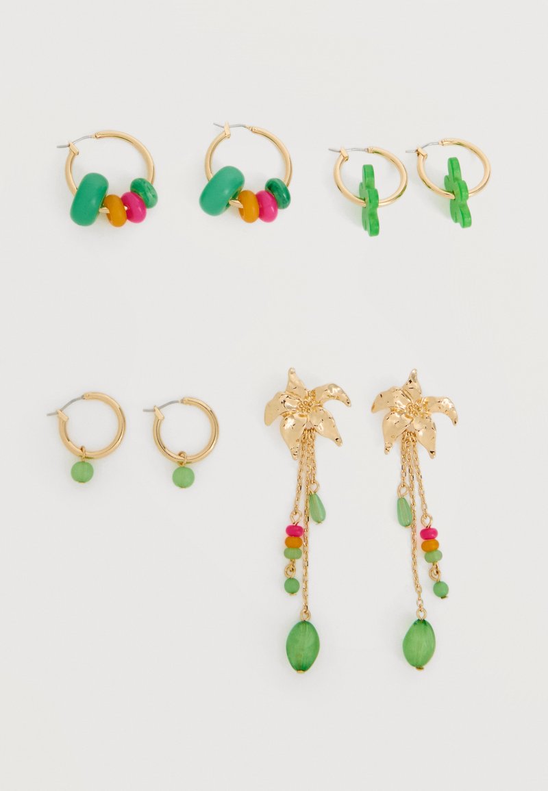 Τέσσερα ζευγάρια χρυσά σκουλαρίκια κρίκοι με πράσινες, ροζ και πορτοκαλί χάντρες· ένα ζευγάρι έχει κρεμαστά χρυσά λουλούδια και αλυσίδες με πολύχρωμες χάντρες.
