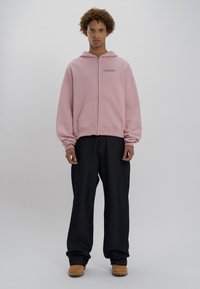 LOW LIGHTS STUDIOS® SANDED LOGO ZIPPER HOODIE - Felpa con zip - pink