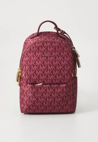 Zaino color mogano con motivo a rilievo del logo MK, dettaglio in metallo dorato e tasche con zip. Forma arrotondata con spallacci regolabili e manico superiore.