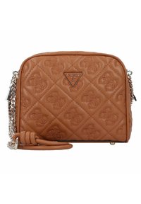 Braune gesteppte Handtasche mit geprägtem Logo-Muster, silberfarbener Kettenriemen und aufgenähtem Logo-Patch auf der Vorderseite. Kompakt rechteckige Form.