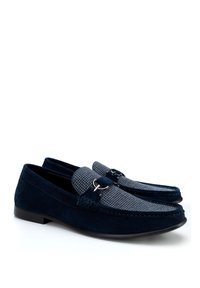 Granatowe loafersy z zamszowego materiału i tkaniny w kratę na górze. Srebrny detal przy frontowej części, płaska gumowa podeszwa.