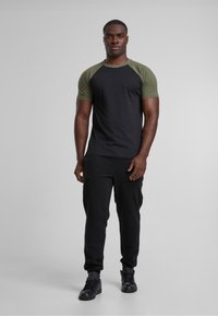 Urban Classics RAGLAN CONTRAST  - Printtipaita - black/mottled olive